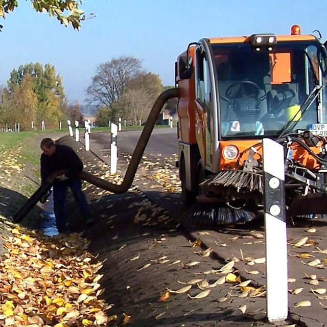 Große Maschine auf dem Feld