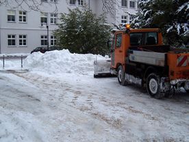 Große orangefarbene Maschine beim Winterdienst
