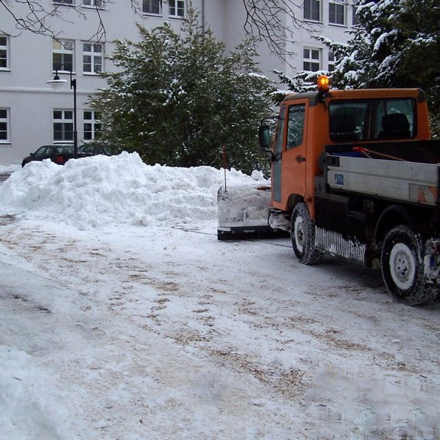 Große orangefarbene Maschine beim Winterdienst