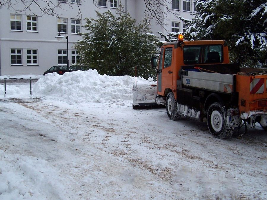 Große orangefarbene Maschine beim Winterdienst