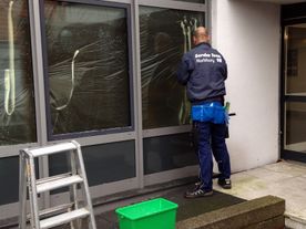 Fensterreiniger bei der Arbeit