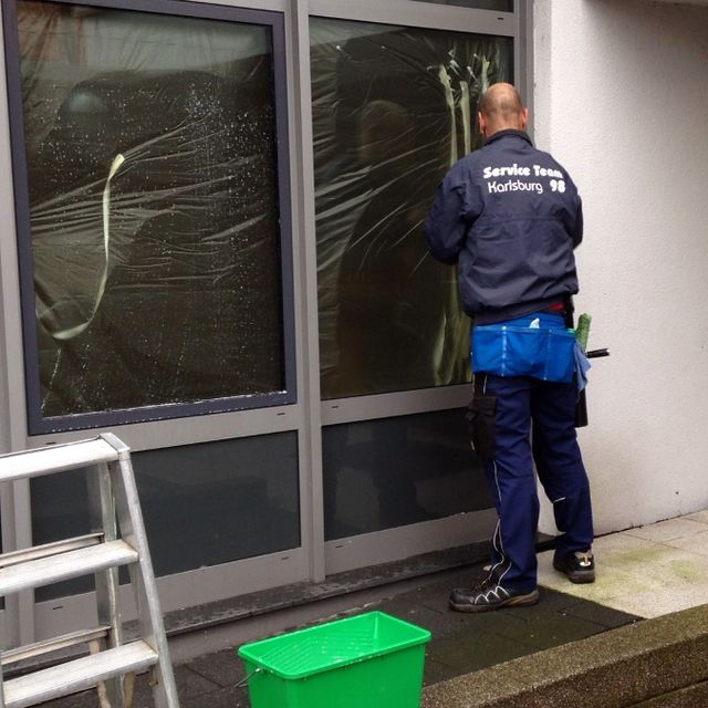 Fensterreiniger bei der Arbeit